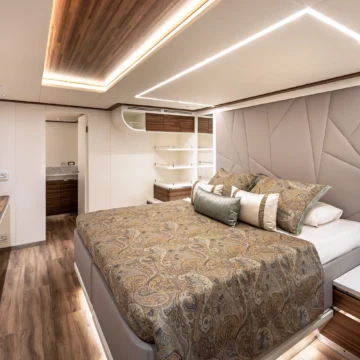 40 ATRAVERSIA – VisionF E-Cat 80 Catamaran Charter Master cabin 3 main