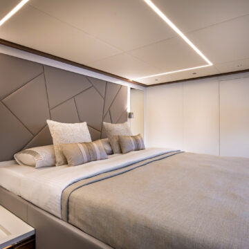 55 ATRAVERSIA – VisionF E-Cat 80 Catamaran Charter cabin 3 3